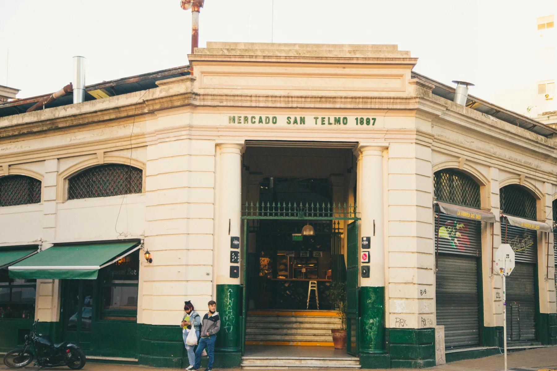 Fachada do Mercado de San Telmo, um dos pontos mais tradicionais para conhecer no bairro de San Telmo em Buenos Aires.