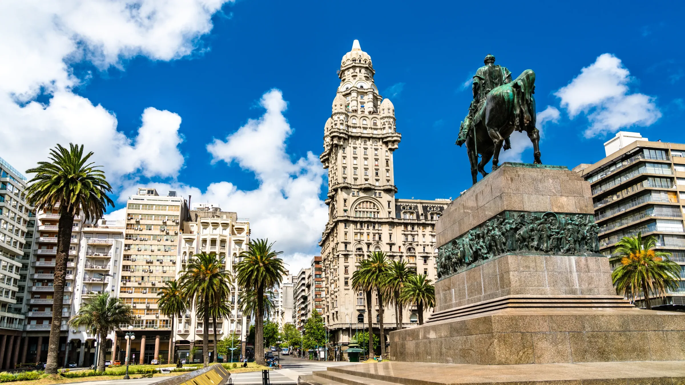 Plaza Independencia em Montevidéu, com o Monumento a Artigas e o Palácio Salvo, destaques do City Tour pela capital uruguaia.  Nome do arquivo SEO `city-tour-montevideu-plaza-independencia-pal