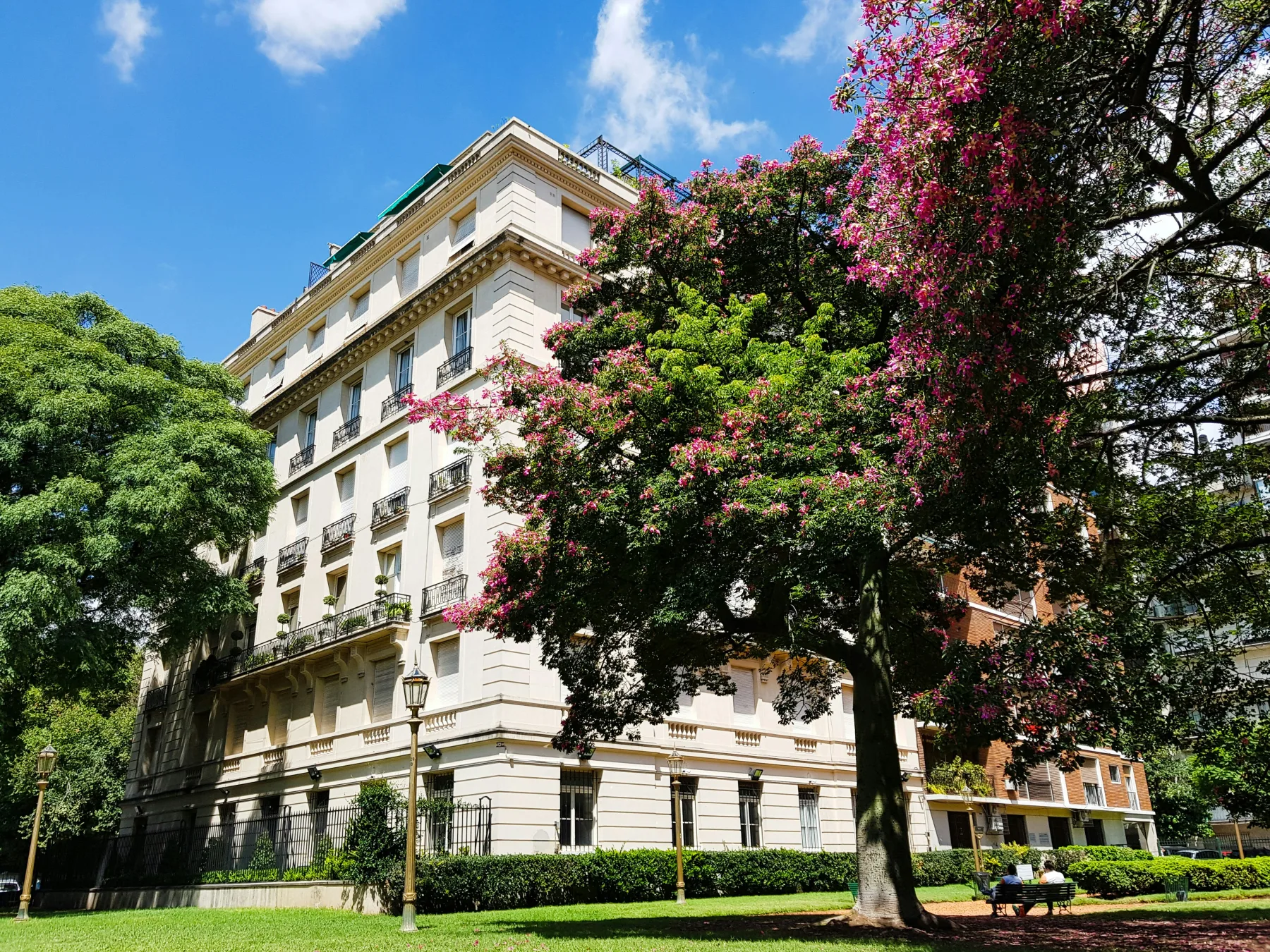 Arquitetura de Buenos Aires cercada por árvores e flores durante um roteiro pela cidade.