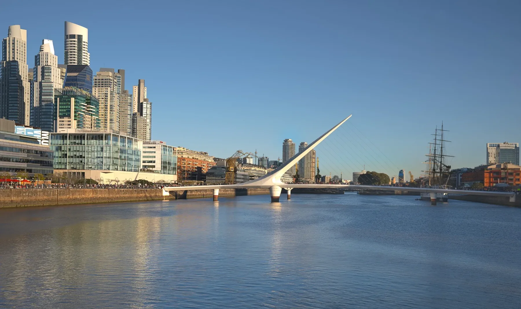 Puerto Madero em Buenos Aires, com a Puente de la Mujer e os diques da região portuária.