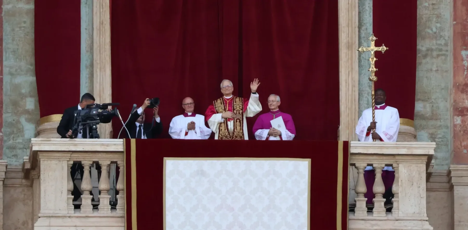 Papa Leão XIV acenando da sacada da Basílica de São Pedro, no Vaticano