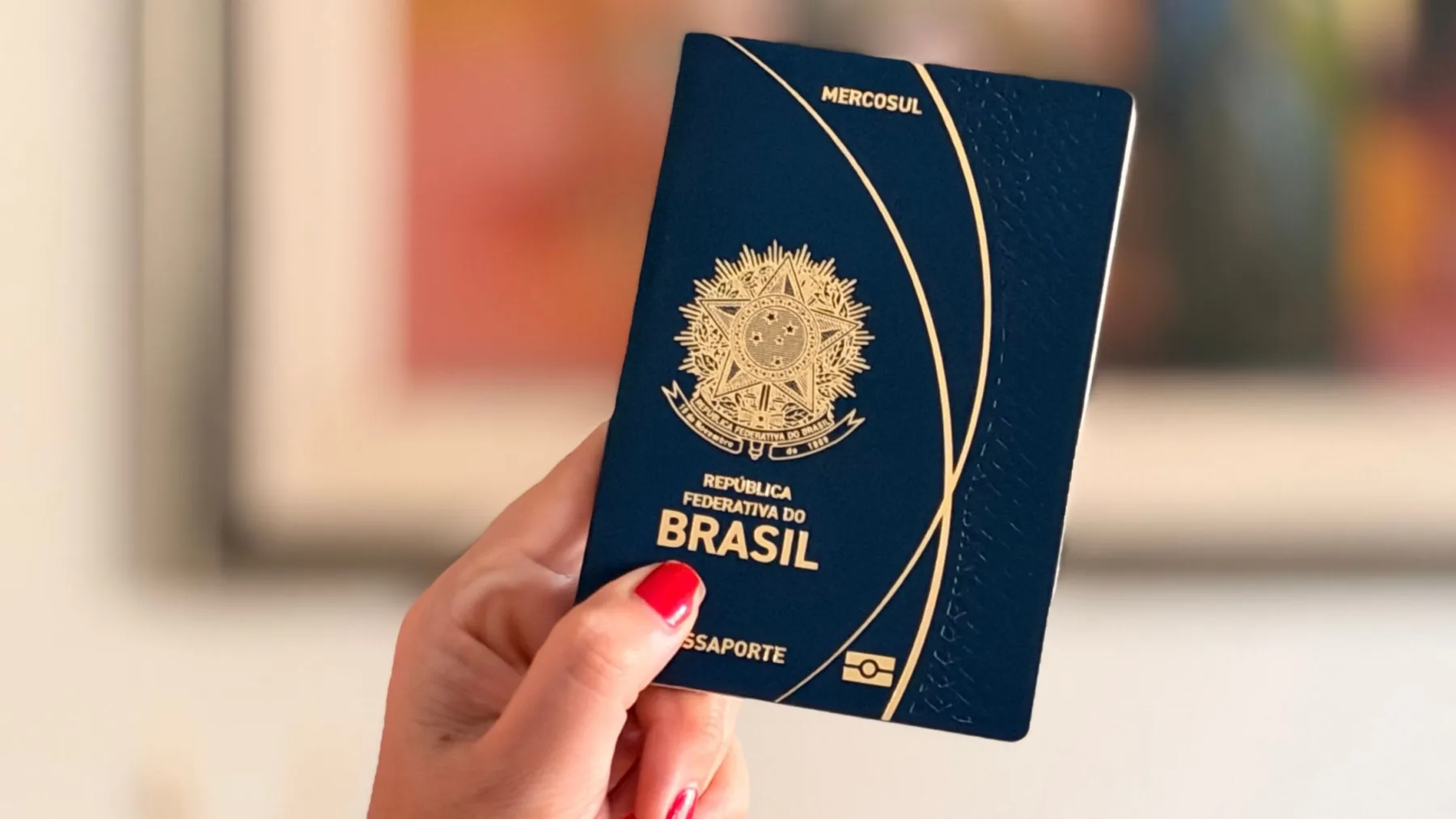 Mão segurando um passaporte brasileiro, um dos documentos aceitos para viajar a Buenos Aires e entrar na Argentina.