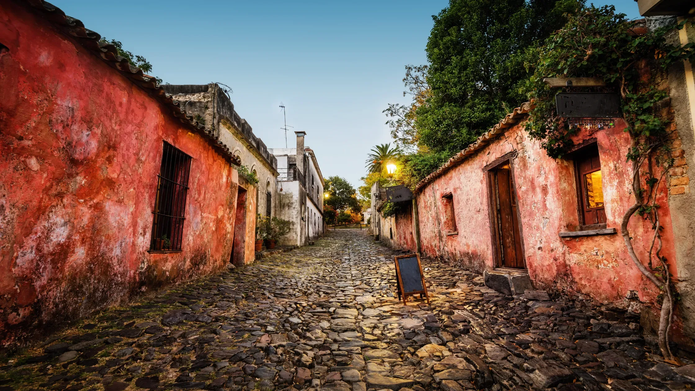Calle de los Suspiros em Colônia do Sacramento, Uruguai, com ruas de pedra e casas coloniais preservadas no centro histórico, Patrimônio Mundial da UNESCO.