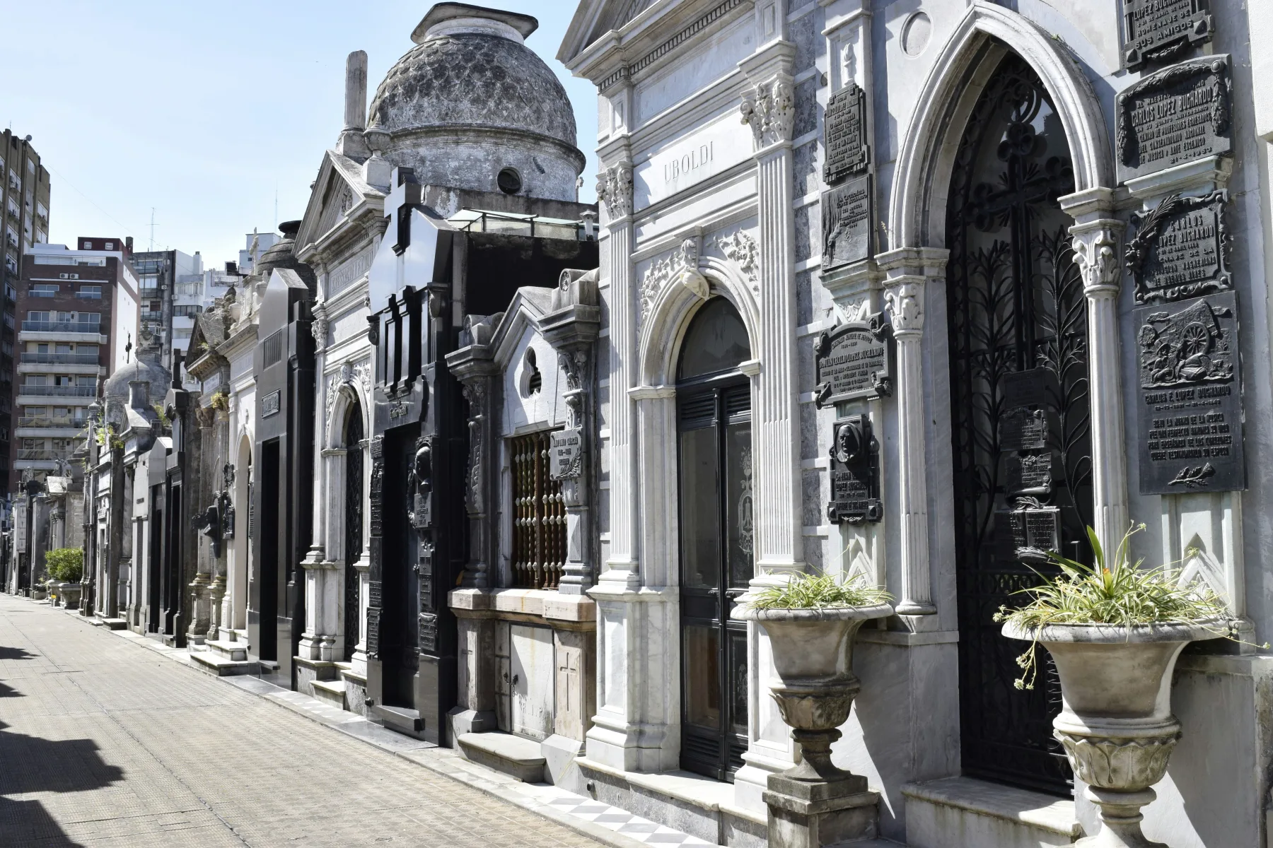 Mausoléus e arquitetura do Cemitério da Recoleta, uma das atrações mais conhecidas de Buenos Aires.