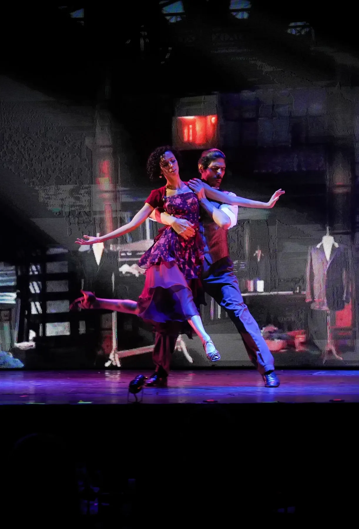 Casal dançando tango em um palco