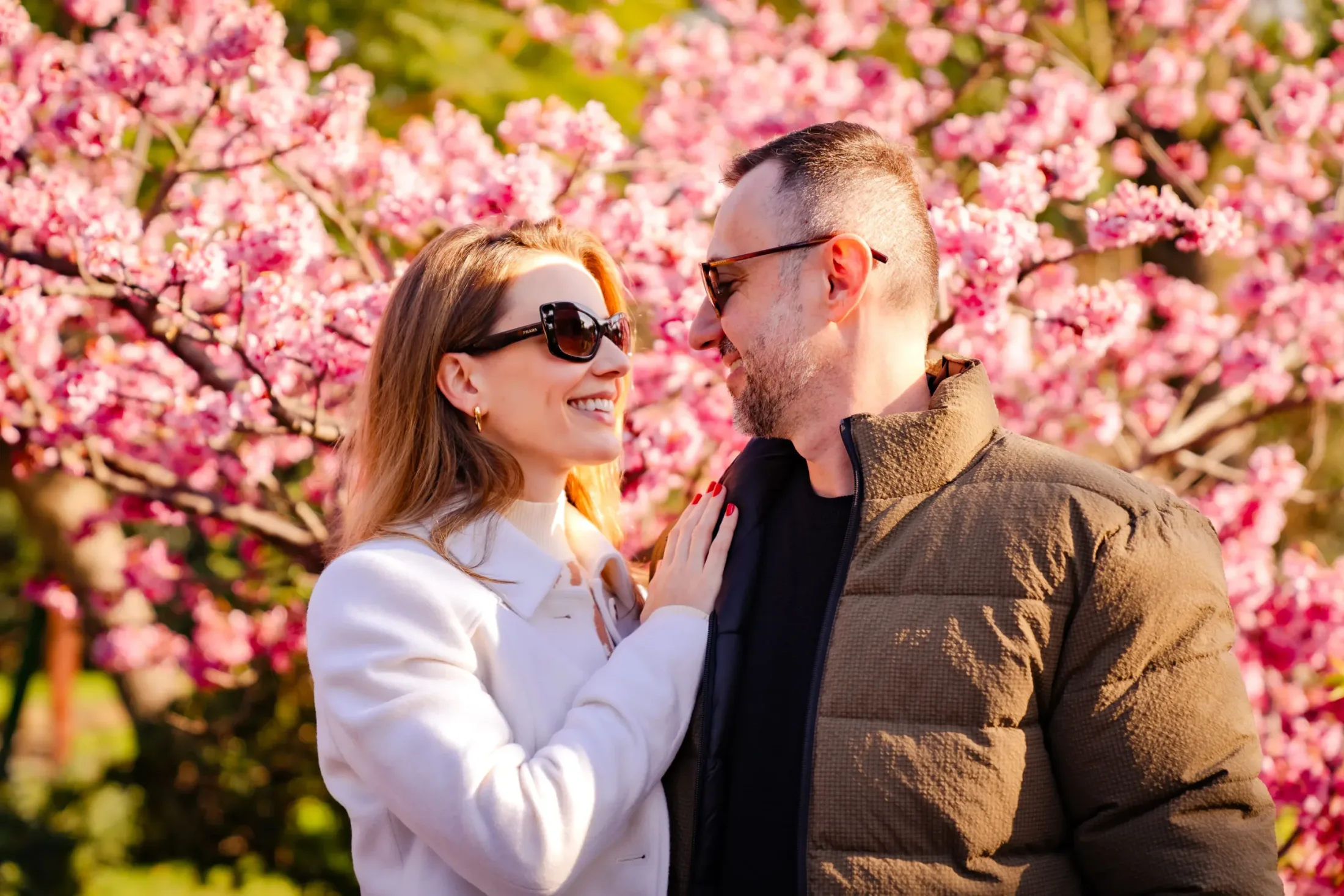Casal sob árvores floridas em Buenos Aires