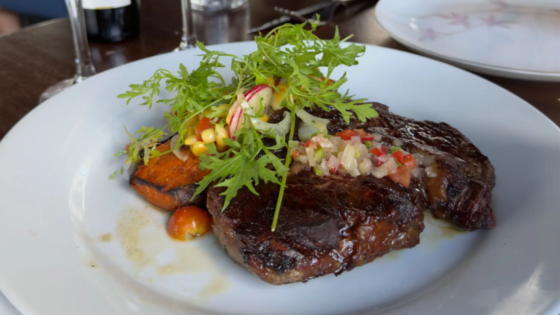 Prato de carne grelhada com vegetais, ervas frescas e molho, servido no restaurante Comarca Las Liebres, em Colonia del Sacramento, Uruguai.