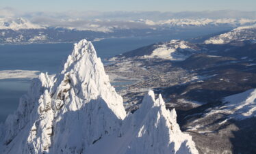 Viva o Sobrevoo de Helicóptero Ushuaia com pouso na Cordilheira dos Andes, sobrevoando vales, glaciares, lagunas e o Canal Beagle, com brinde a 1100 metros de altitude.