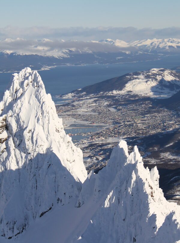 Viva o Sobrevoo de Helicóptero Ushuaia com pouso na Cordilheira dos Andes, sobrevoando vales, glaciares, lagunas e o Canal Beagle, com brinde a 1100 metros de altitude.