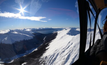 Viva o Sobrevoo de Helicóptero Ushuaia com pouso na Cordilheira dos Andes, sobrevoando vales, glaciares, lagunas e o Canal Beagle, com brinde a 1100 metros de altitude.
