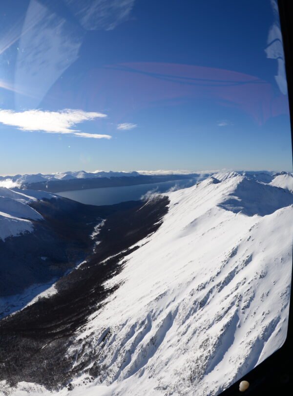 Viva o Sobrevoo de Helicóptero Ushuaia com pouso na Cordilheira dos Andes, sobrevoando vales, glaciares, lagunas e o Canal Beagle, com brinde a 1100 metros de altitude.