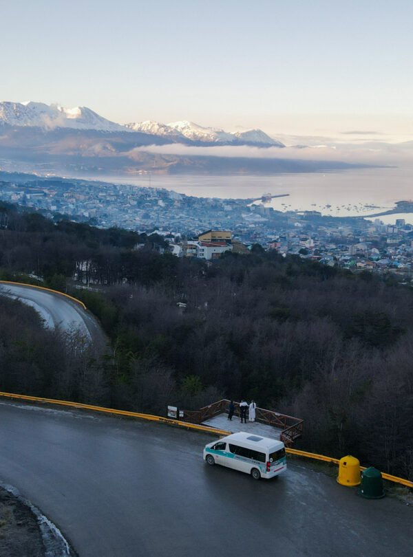 Viva uma experiência completa no City & wine tour Ushuaia, combinando city tour Ushuaia com degustação de vinhos patagônicos, mirantes fotográficos e história local.