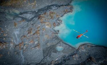 Viva o Sobrevoo de Helicóptero Ushuaia com pouso na Cordilheira dos Andes, sobrevoando vales, glaciares, lagunas e o Canal Beagle, com brinde a 1100 metros de altitude.