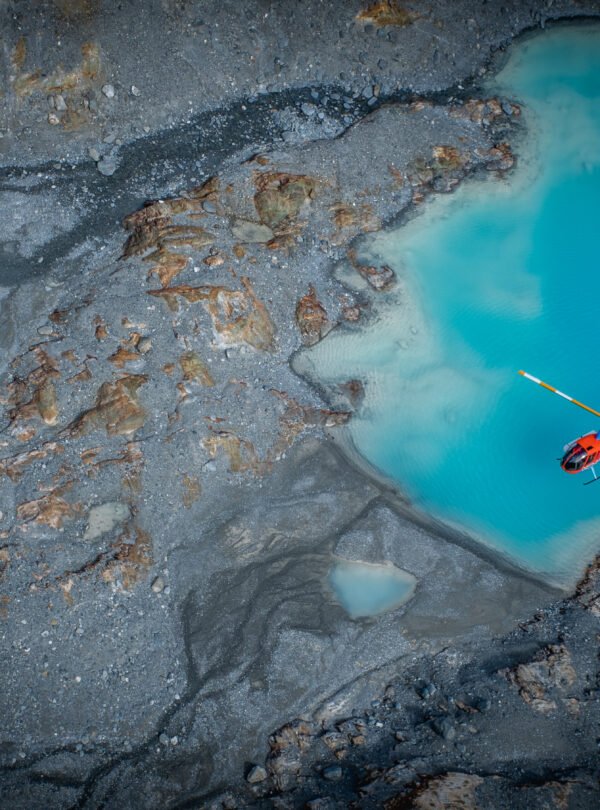 Viva o Sobrevoo de Helicóptero Ushuaia com pouso na Cordilheira dos Andes, sobrevoando vales, glaciares, lagunas e o Canal Beagle, com brinde a 1100 metros de altitude.