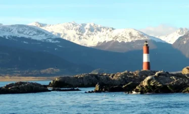 O Passeio de Navegação pelo Canal Beagle é uma das experiências mais clássicas e imperdíveis de Ushuaia, combinando paisagens espetaculares, história fascinante e vida selvagem exuberante.