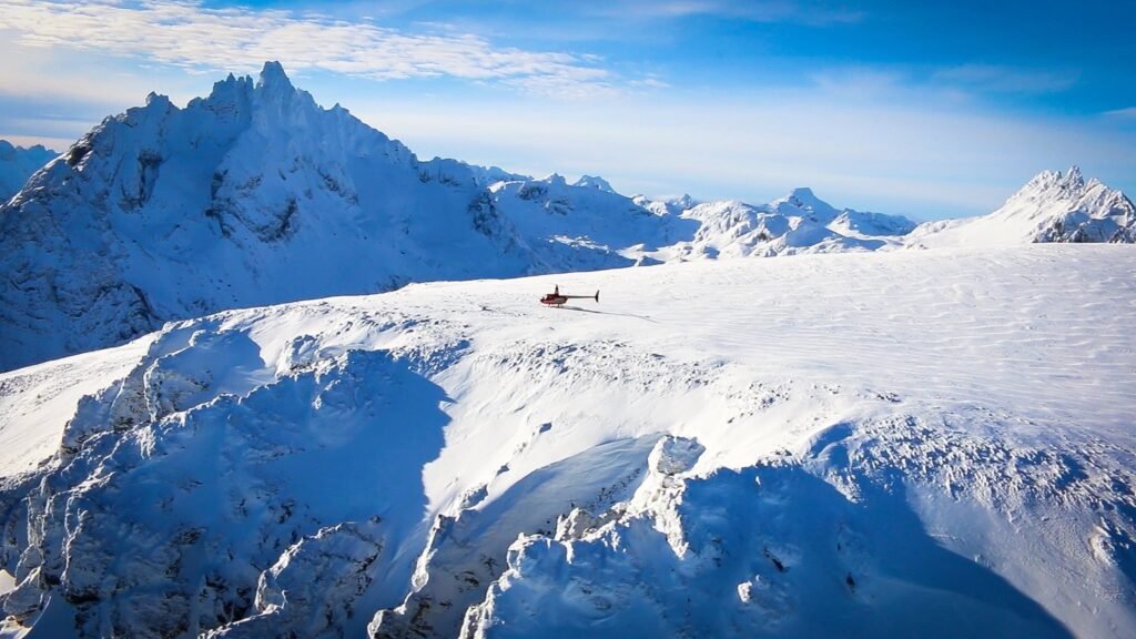 Viva o Sobrevoo de Helicóptero Ushuaia com pouso na Cordilheira dos Andes, sobrevoando vales, glaciares, lagunas e o Canal Beagle, com brinde a 1100 metros de altitude.