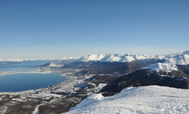 Viva o Sobrevoo de Helicóptero Ushuaia com pouso na Cordilheira dos Andes, sobrevoando vales, glaciares, lagunas e o Canal Beagle, com brinde a 1100 metros de altitude.