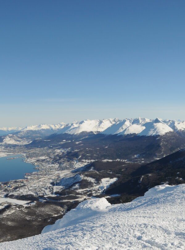Viva o Sobrevoo de Helicóptero Ushuaia com pouso na Cordilheira dos Andes, sobrevoando vales, glaciares, lagunas e o Canal Beagle, com brinde a 1100 metros de altitude.