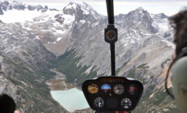 Viva um sobrevoo de helicóptero Laguna Esmeralda Ushuaia e admire montanhas, vales e a famosa lagoa azul-turquesa em um voo panorâmico emocionante.