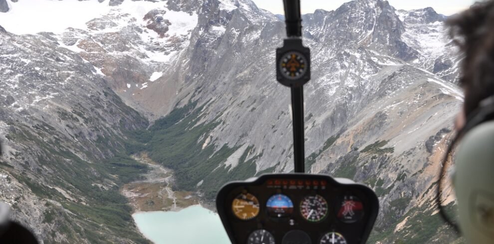 Viva um sobrevoo de helicóptero Laguna Esmeralda Ushuaia e admire montanhas, vales e a famosa lagoa azul-turquesa em um voo panorâmico emocionante.