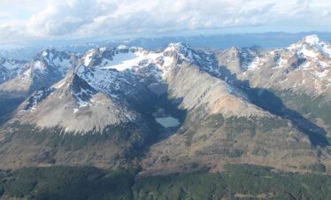 Viva um sobrevoo de helicóptero Laguna Esmeralda Ushuaia e admire montanhas, vales e a famosa lagoa azul-turquesa em um voo panorâmico emocionante.
