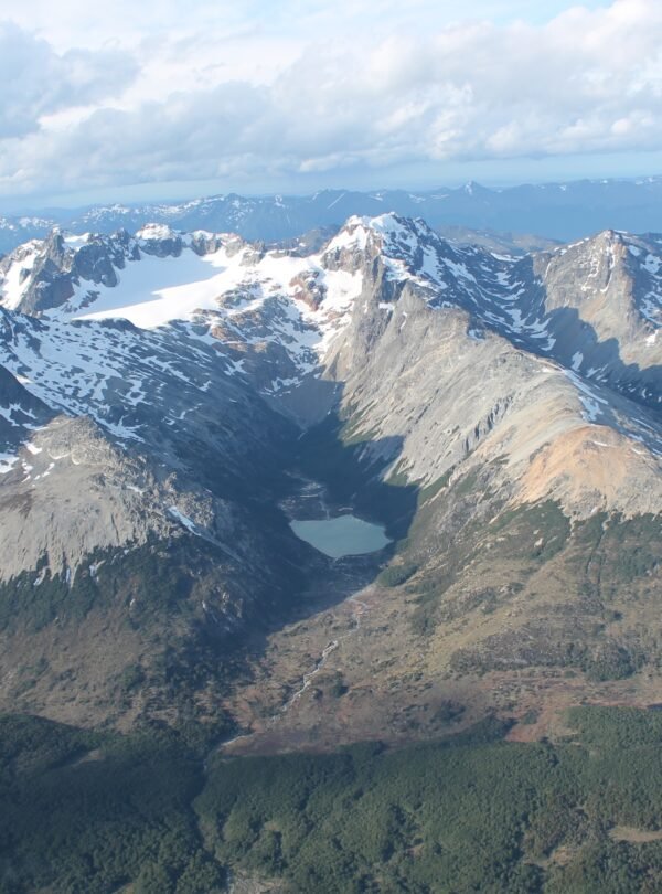 Viva um sobrevoo de helicóptero Laguna Esmeralda Ushuaia e admire montanhas, vales e a famosa lagoa azul-turquesa em um voo panorâmico emocionante.