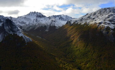 Viva um sobrevoo de helicóptero Laguna Esmeralda Ushuaia e admire montanhas, vales e a famosa lagoa azul-turquesa em um voo panorâmico emocionante.