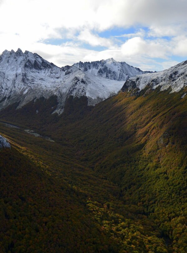 Viva um sobrevoo de helicóptero Laguna Esmeralda Ushuaia e admire montanhas, vales e a famosa lagoa azul-turquesa em um voo panorâmico emocionante.