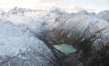 Viva um sobrevoo de helicóptero Laguna Esmeralda Ushuaia e admire montanhas, vales e a famosa lagoa azul-turquesa em um voo panorâmico emocionante.