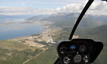 Viva um sobrevoo de helicóptero Laguna Esmeralda Ushuaia e admire montanhas, vales e a famosa lagoa azul-turquesa em um voo panorâmico emocionante.