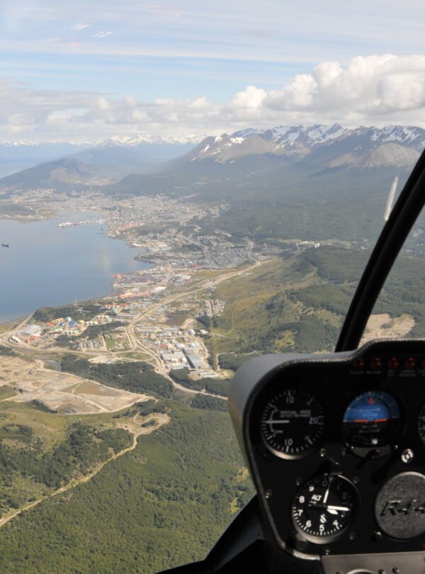 Viva um sobrevoo de helicóptero Laguna Esmeralda Ushuaia e admire montanhas, vales e a famosa lagoa azul-turquesa em um voo panorâmico emocionante.