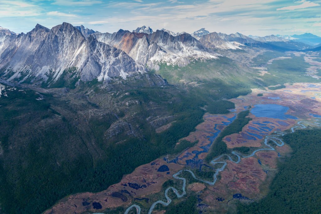 Viva um sobrevoo de helicóptero Laguna Esmeralda Ushuaia e admire montanhas, vales e a famosa lagoa azul-turquesa em um voo panorâmico emocionante.