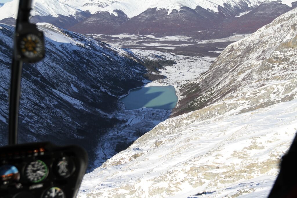 Viva um sobrevoo de helicóptero Laguna Esmeralda Ushuaia e admire montanhas, vales e a famosa lagoa azul-turquesa em um voo panorâmico emocionante.