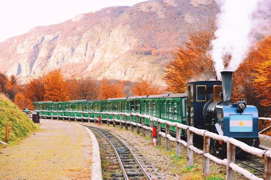 O Trem do Fim do Mundo – Classe Turista é uma das experiências mais simbólicas e emocionantes de Ushuaia, transportando os visitantes por uma jornada única através da história e das paisagens do Parque Nacional Tierra del Fuego.