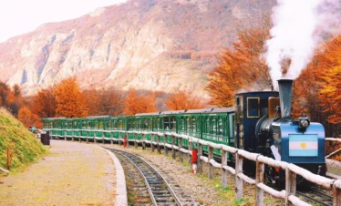 O Trem do Fim do Mundo – Classe Turista é uma das experiências mais simbólicas e emocionantes de Ushuaia, transportando os visitantes por uma jornada única através da história e das paisagens do Parque Nacional Tierra del Fuego.