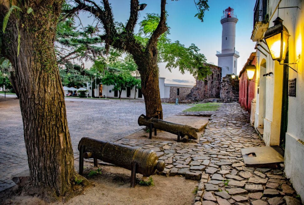 Relaxe à beira do Rio de la Plata enquanto desfruta da tranquilidade e beleza das paisagens de Colonia del Sacramento, ideal para uma escapada cultural.