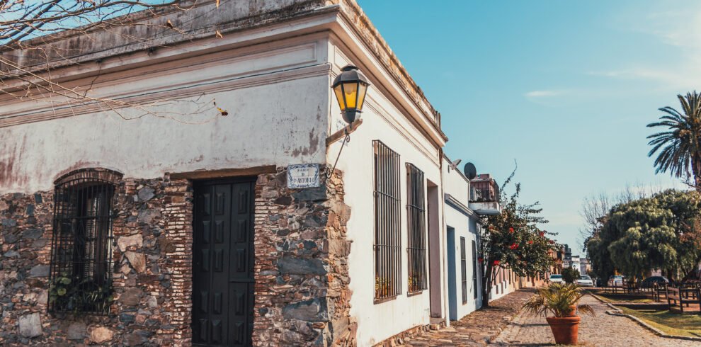 A travessia de barco entre Buenos Aires e Colonia é rápida, garantindo uma experiência confortável e enriquecedora, com direito a um passeio guiado cheio de curiosidades históricas.