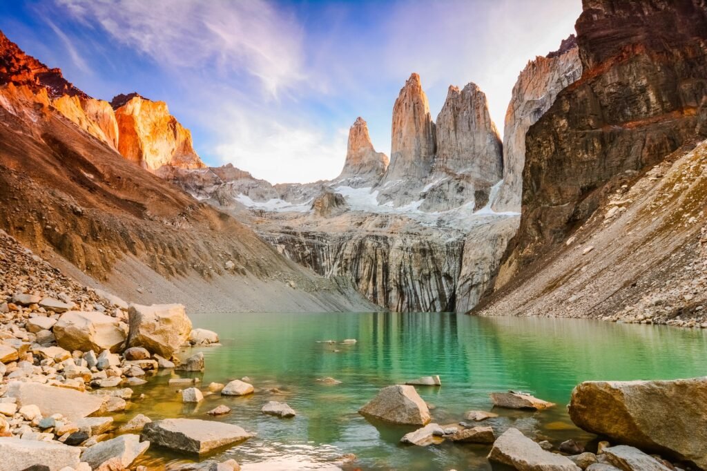 Explore as maravilhas do Parque Nacional Torres del Paine em uma excursão de dia inteiro saindo de El Calafate. Descubra paisagens deslumbrantes e uma rica fauna.