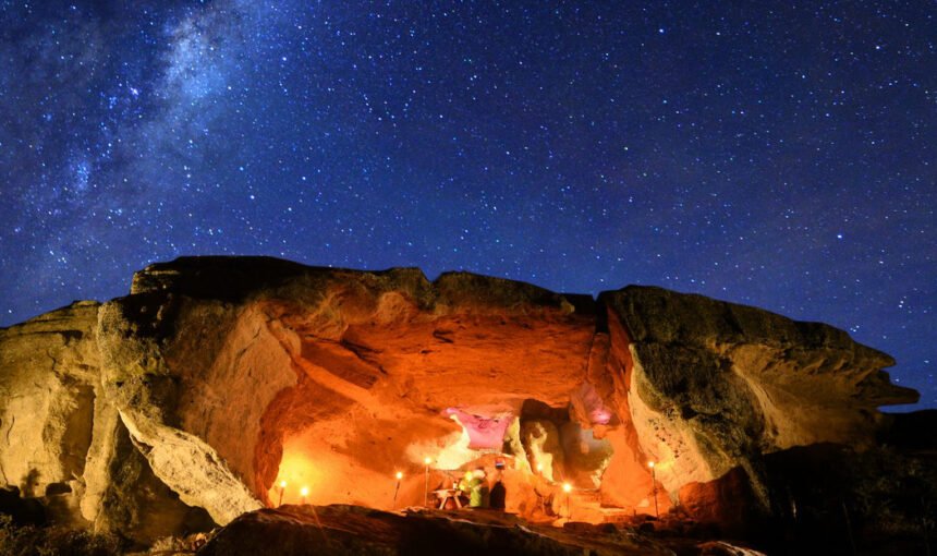 Descubra o Nativo Experience e vivencie a cultura Tehuelche na Patagônia, explorando cavernas milenares e pinturas rupestres, com uma experiência gastronômica única e vistas deslumbrantes do Lago Argentino e dos Andes.