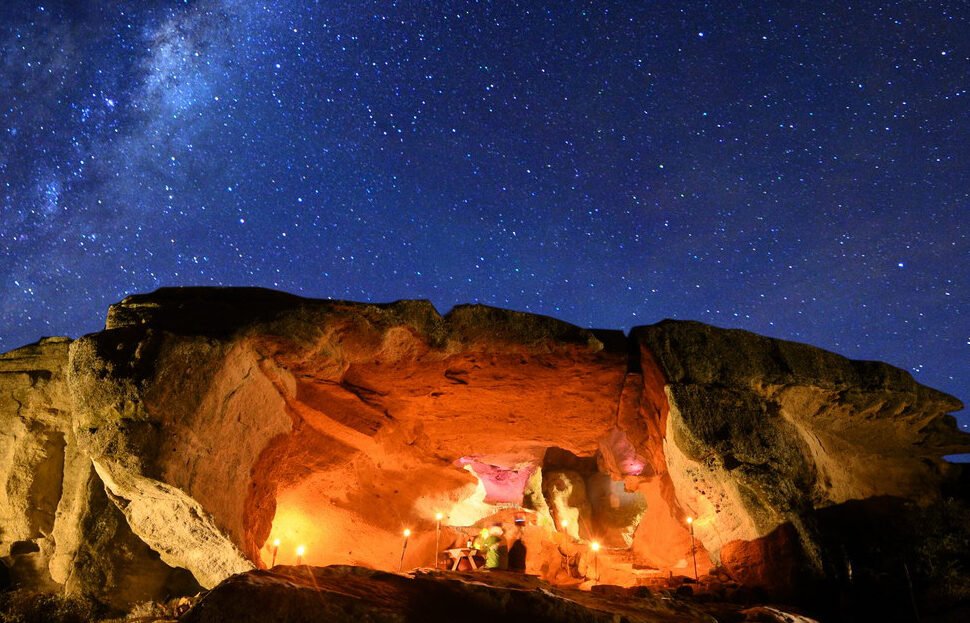 Descubra o Nativo Experience e vivencie a cultura Tehuelche na Patagônia, explorando cavernas milenares e pinturas rupestres, com uma experiência gastronômica única e vistas deslumbrantes do Lago Argentino e dos Andes.