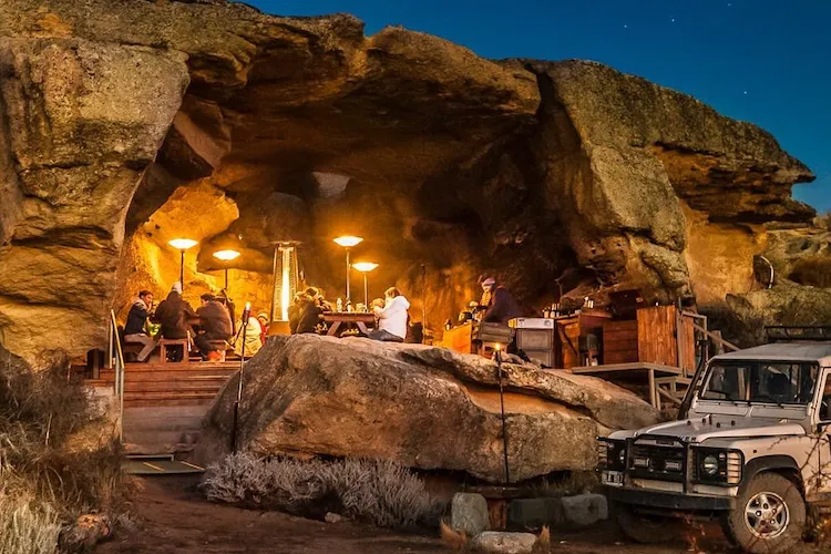 Descubra o Nativo Experience e vivencie a cultura Tehuelche na Patagônia, explorando cavernas milenares e pinturas rupestres, com uma experiência gastronômica única e vistas deslumbrantes do Lago Argentino e dos Andes.