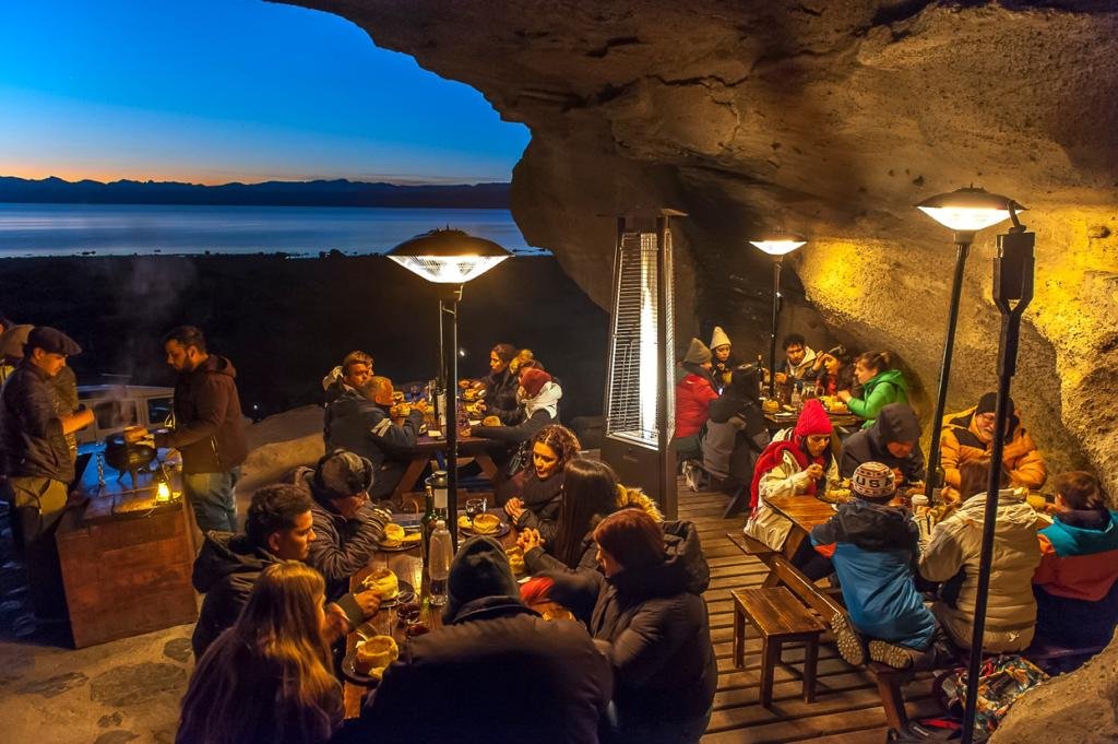 Descubra o Nativo Experience e vivencie a cultura Tehuelche na Patagônia, explorando cavernas milenares e pinturas rupestres, com uma experiência gastronômica única e vistas deslumbrantes do Lago Argentino e dos Andes.