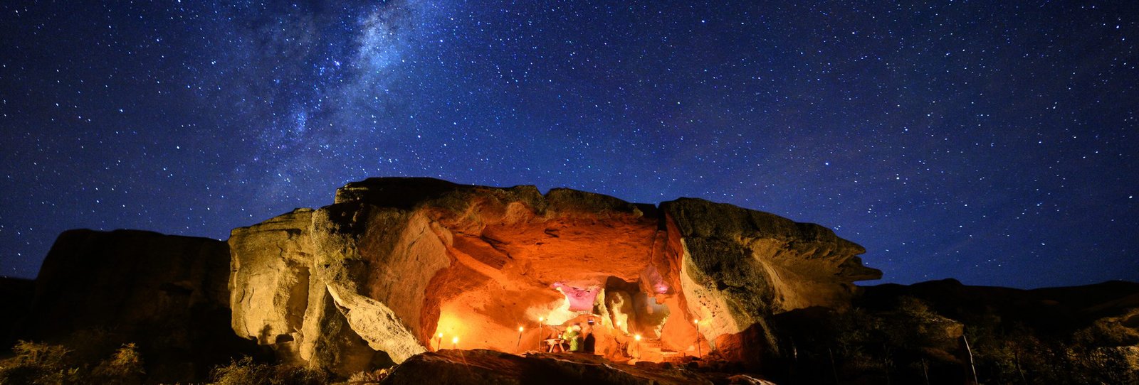 Descubra o Nativo Experience e vivencie a cultura Tehuelche na Patagônia, explorando cavernas milenares e pinturas rupestres, com uma experiência gastronômica única e vistas deslumbrantes do Lago Argentino e dos Andes.