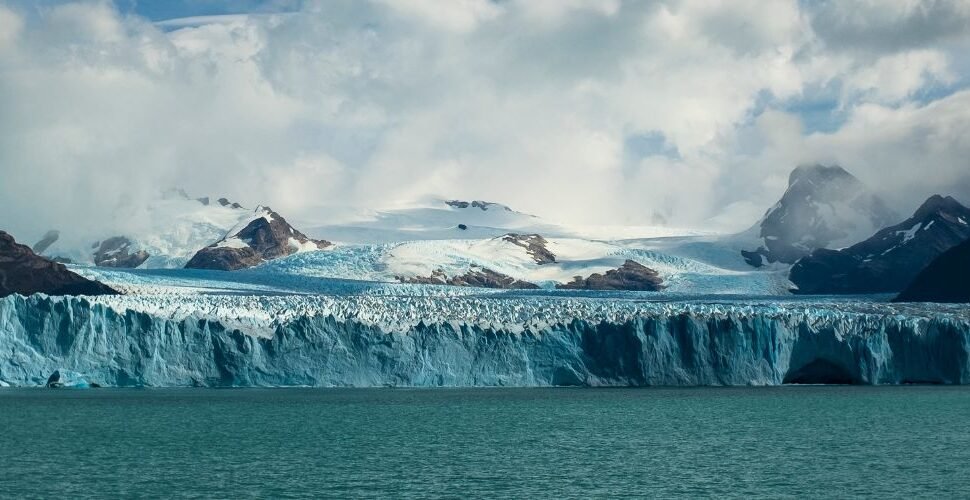 Navegue pelos glaciares Upsala, Spegazzini e Perito Moreno em um cruzeiro exclusivo na Patagônia.