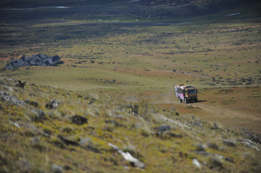Experimente a emoção do Cerro Frias em El Calafate com atividades como 4x4, trekking, cavalgada ou tirolesa. Desfrute de vistas deslumbrantes e um delicioso almoço ou lanche.
