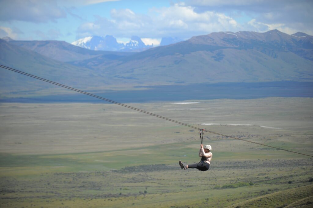 Experimente a emoção do Cerro Frias em El Calafate com atividades como 4x4, trekking, cavalgada ou tirolesa. Desfrute de vistas deslumbrantes e um delicioso almoço ou lanche.
