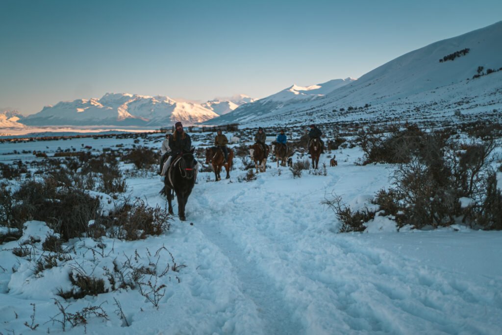 Experimente a emoção do Cerro Frias em El Calafate com atividades como 4x4, trekking, cavalgada ou tirolesa. Desfrute de vistas deslumbrantes e um delicioso almoço ou lanche.
