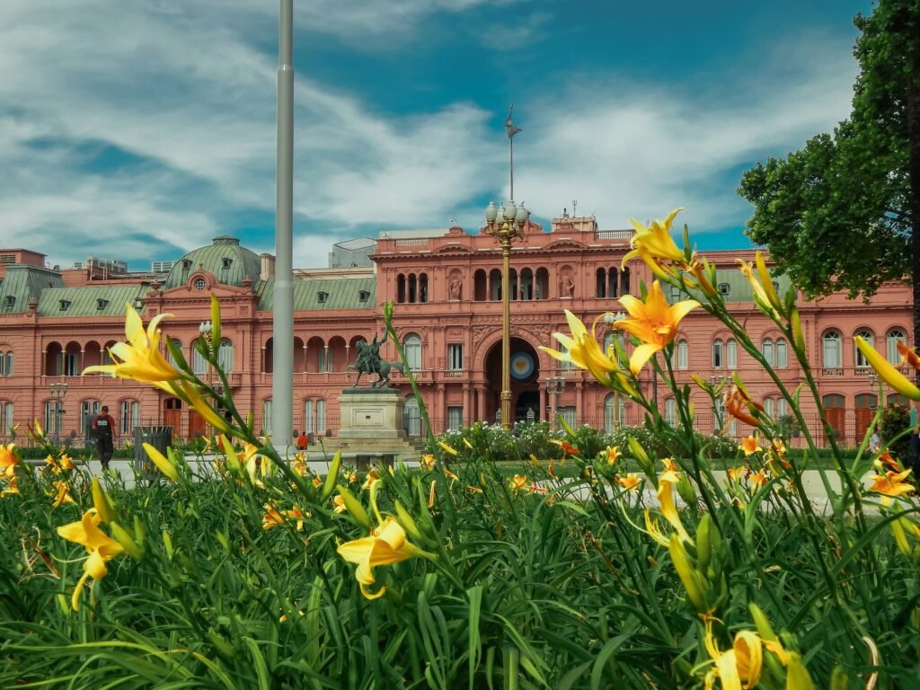 Explore Buenos Aires em um tour guiado de 5 horas que cobre os principais pontos turísticos da cidade, como a Plaza de Mayo, La Boca, Puerto Madero e mais. Ideal para visitantes de primeira viagem que querem conhecer a cidade sem gastar muito.
