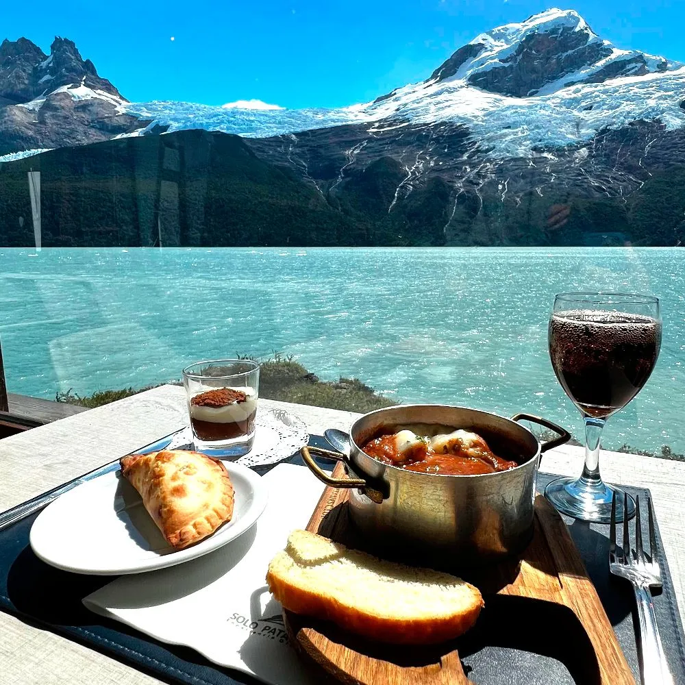 Navegue pelo Lago Argentino em uma experiência única com o Captain's Club. Desfrute de um almoço completo e open bar enquanto admira os glaciares da Patagônia.
