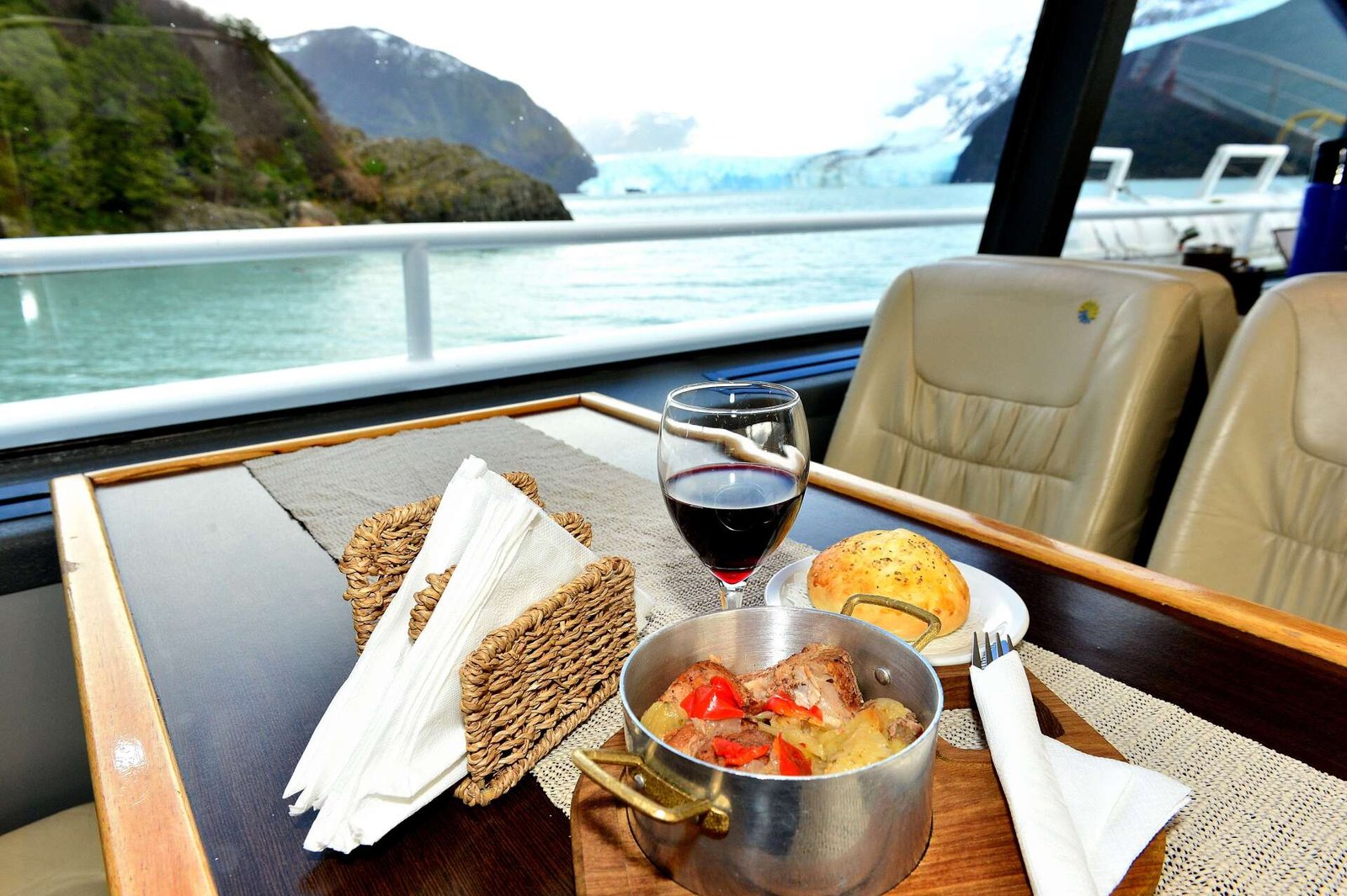 Navegue pelo Lago Argentino em uma experiência única com o Captain's Club. Desfrute de um almoço completo e open bar enquanto admira os glaciares da Patagônia.